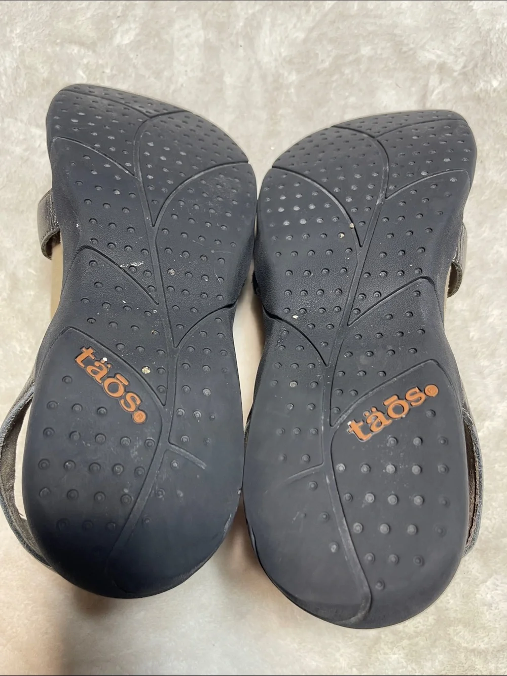 Taos Footwear Gray Leather T-Strap Sandals Size 10